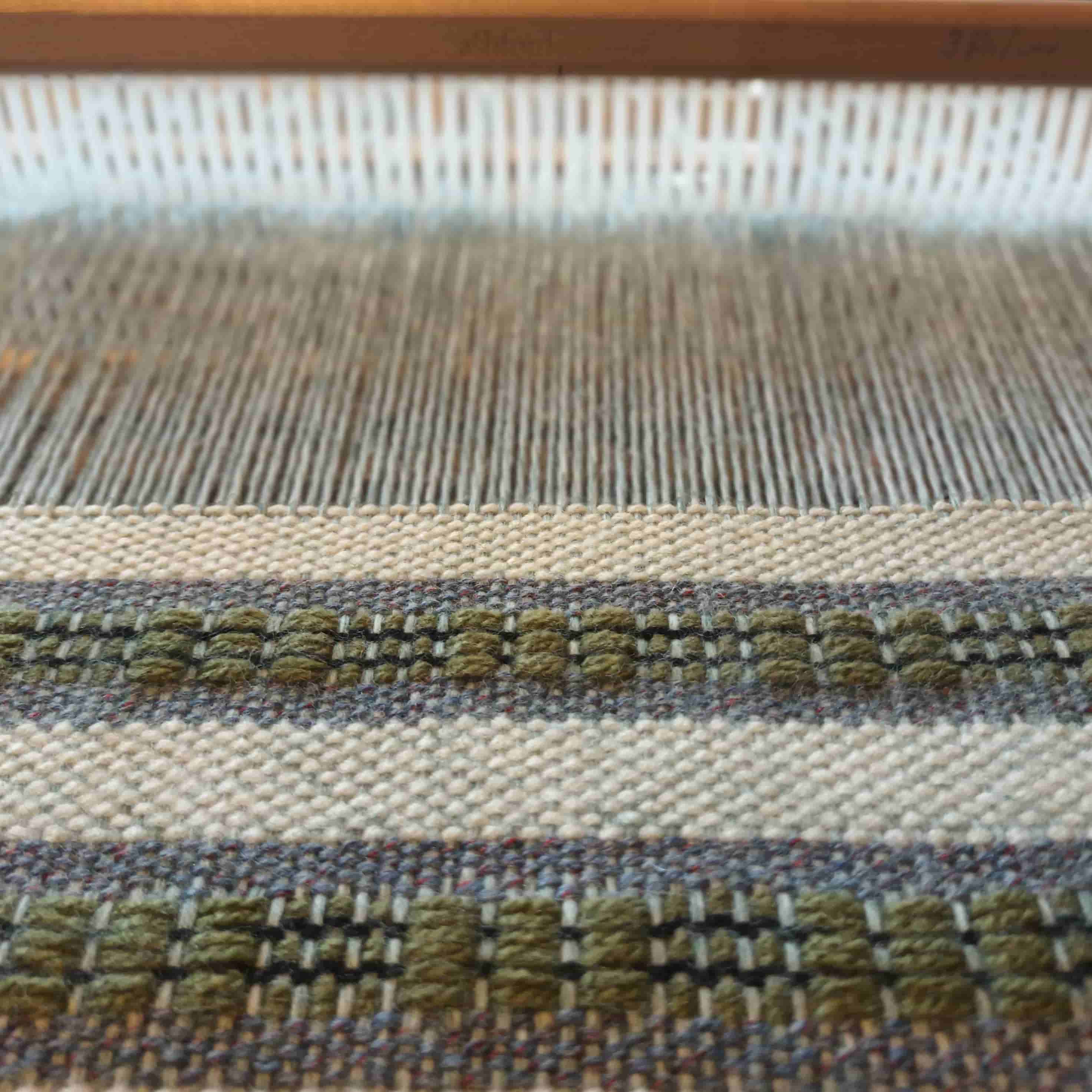 Flottés de trame obtenus avec ramasseur sur chaine en laine - métier à peigne envergeur