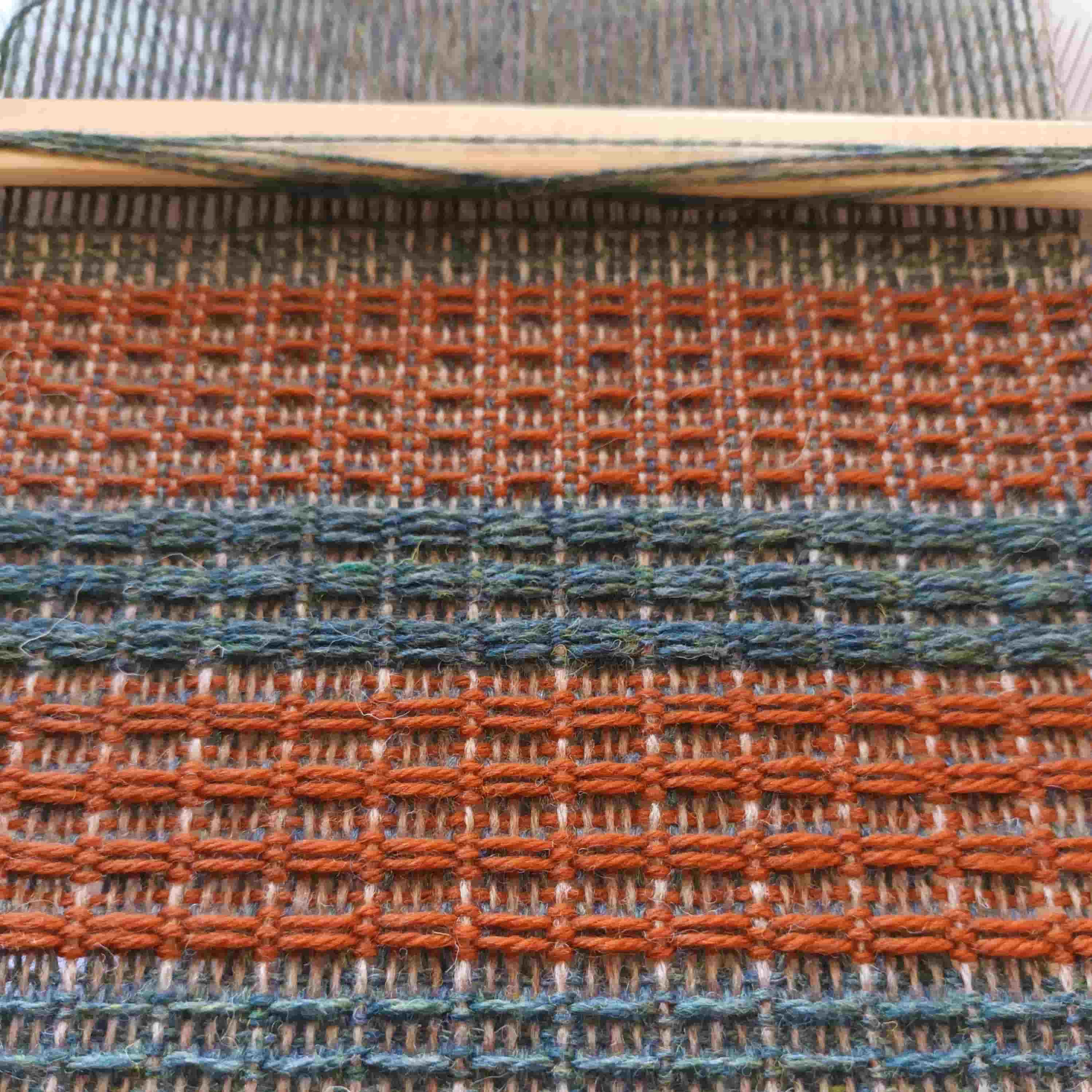 Effets de textures obtenus avec ramasseur sur chaine en laine - métier à peigne envergeur