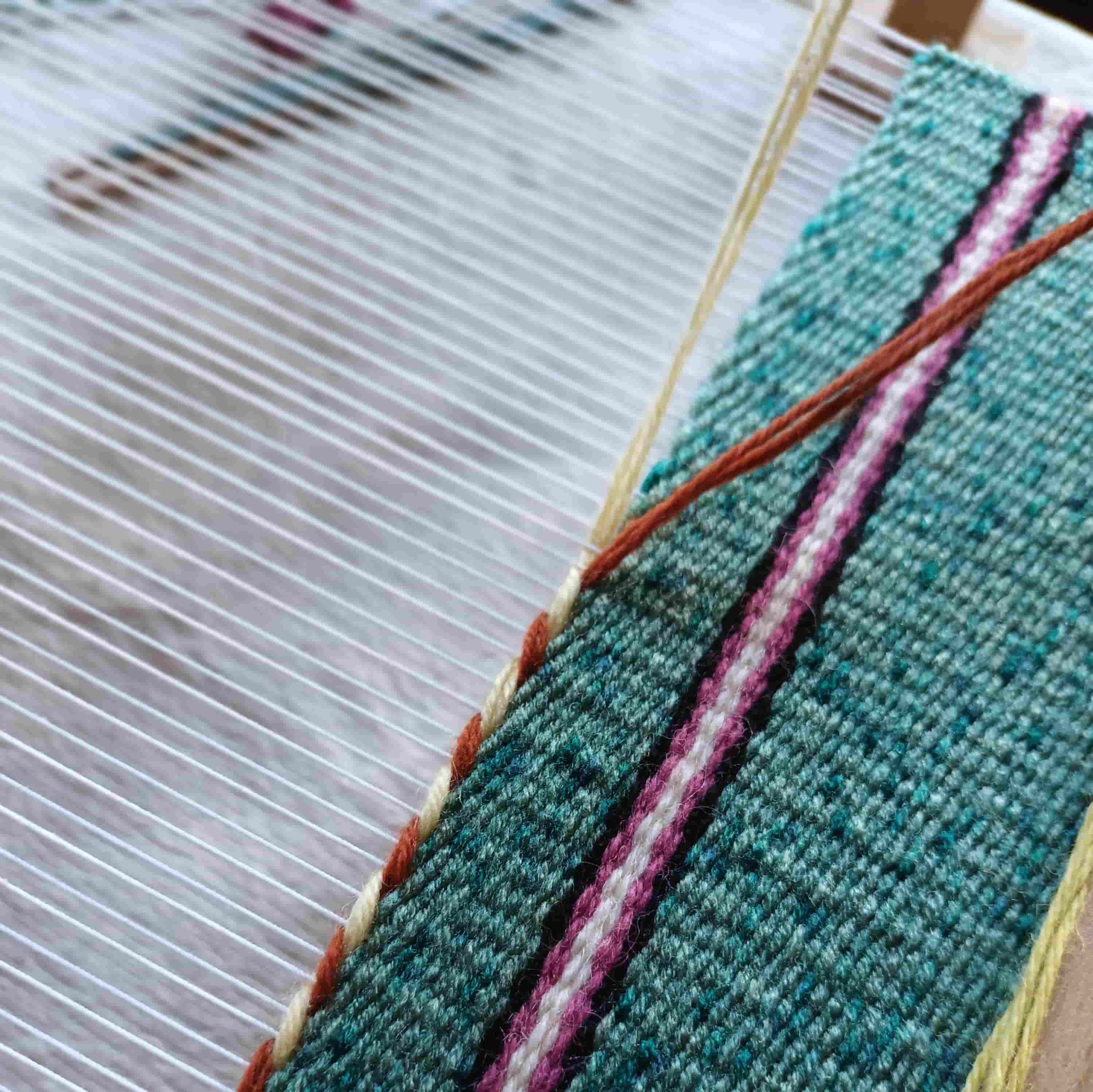 Réalisation d’un cordage bicolore sur métier à peigne envergeur - chaine en coton et trames en laine & acrylique