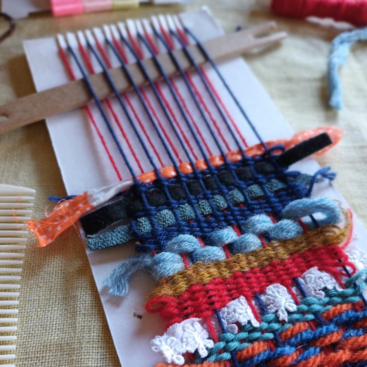 Tissage sur métier à tisser en carton